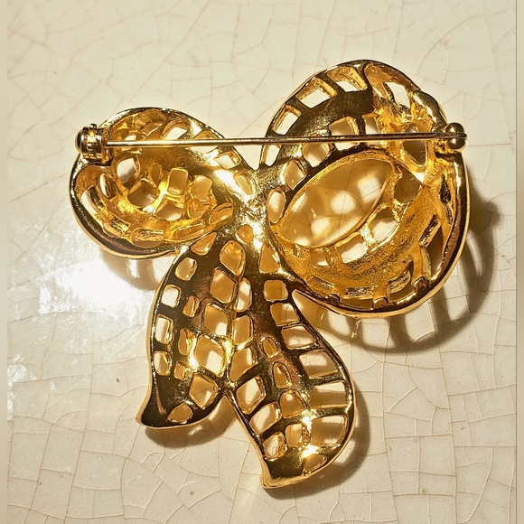 Fancy vintage gold filigree bow with faux pearl  brooch - Picture 7 of 8